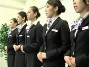 Japan Stewardess demonstriert korrekte CPR-Verfahren