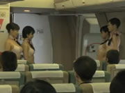 Japanischer Flugbegleiter In Unterwäsche