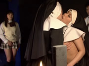 Japanische Nonne genießt es, sich zu küssen